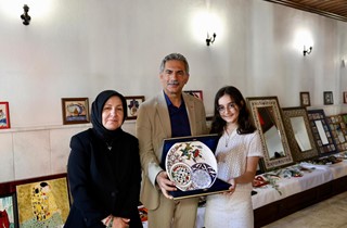 Zeytin Dalından Sırlı Gurbete Çini Sergisi Gemliklilerle Buluştu